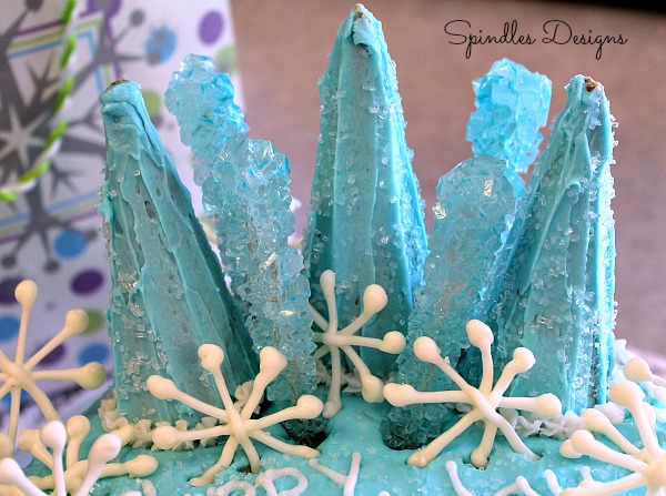 Frozen themed bithday cake idea at www.spindlesdesigns.com #frozenbirthdaypartycake #frozenbirdayparty