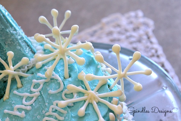 Frozen themed bithday cake idea at www.spindlesdesigns.com #frozenbirthdaypartycake #frozenbirdayparty