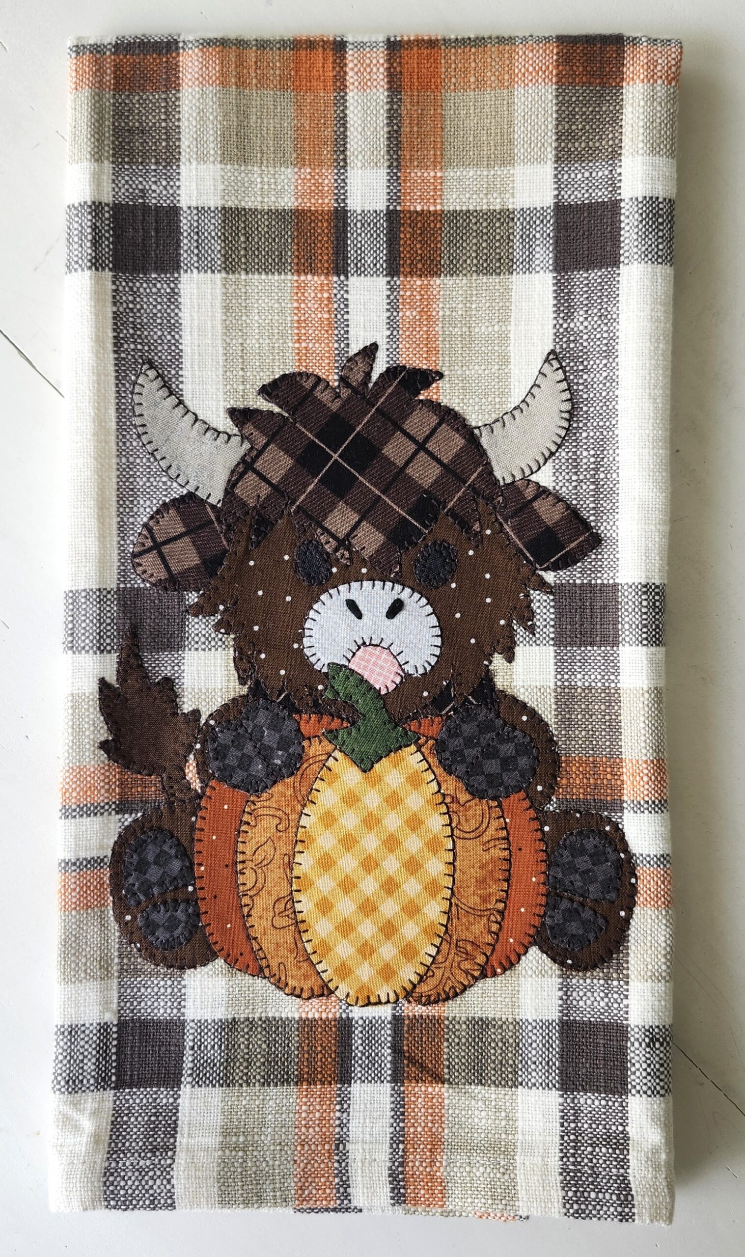 Highland Cow with Pumpkin Applique Pattern – Fall Farmhouse Fun! - Image 2