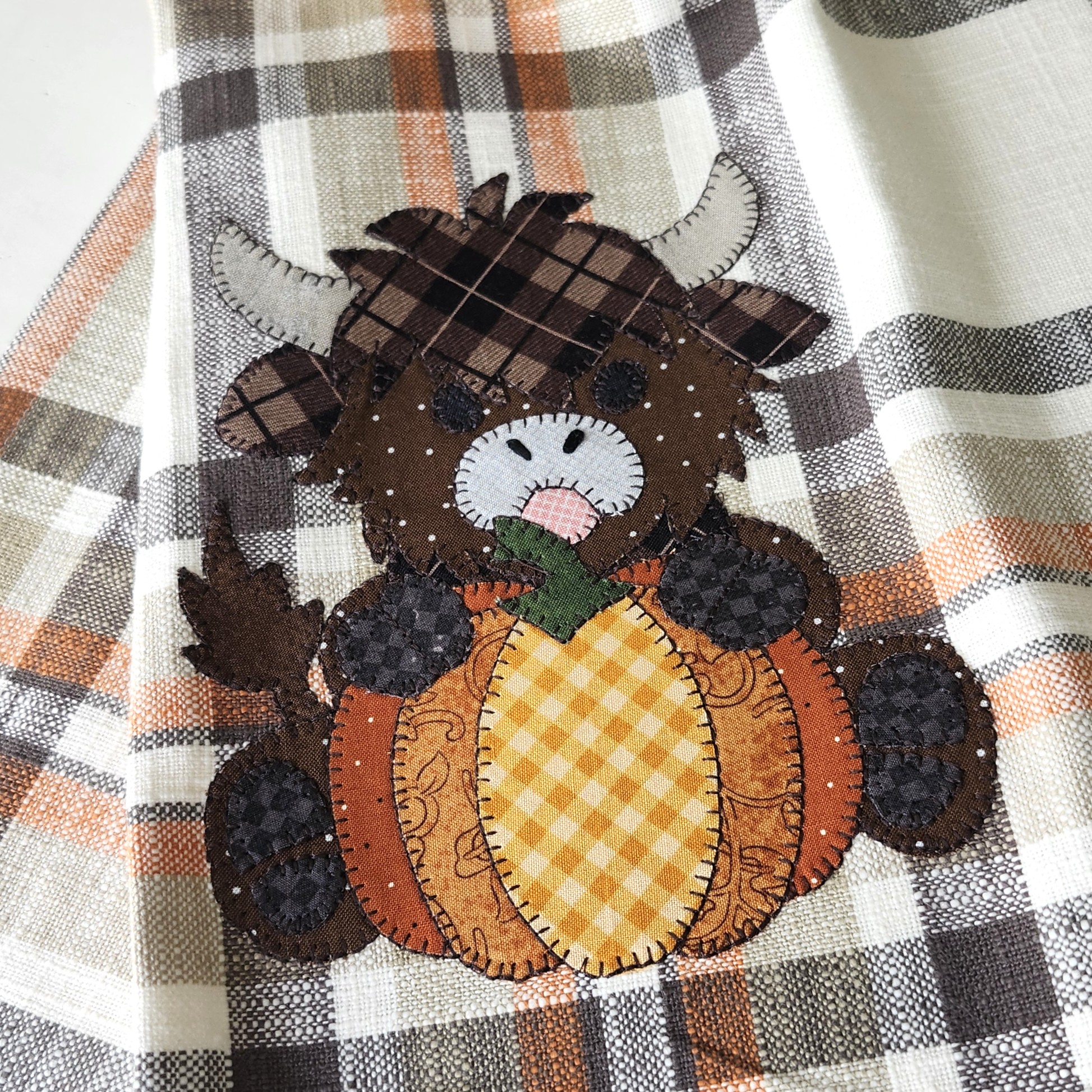 Highland Cow with Pumpkin Applique Pattern – Fall Farmhouse Fun! - Image 3